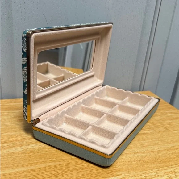 Vintage Travel Clamshell jewelry box with mirror 💍🩵 - Picture 1 of 17